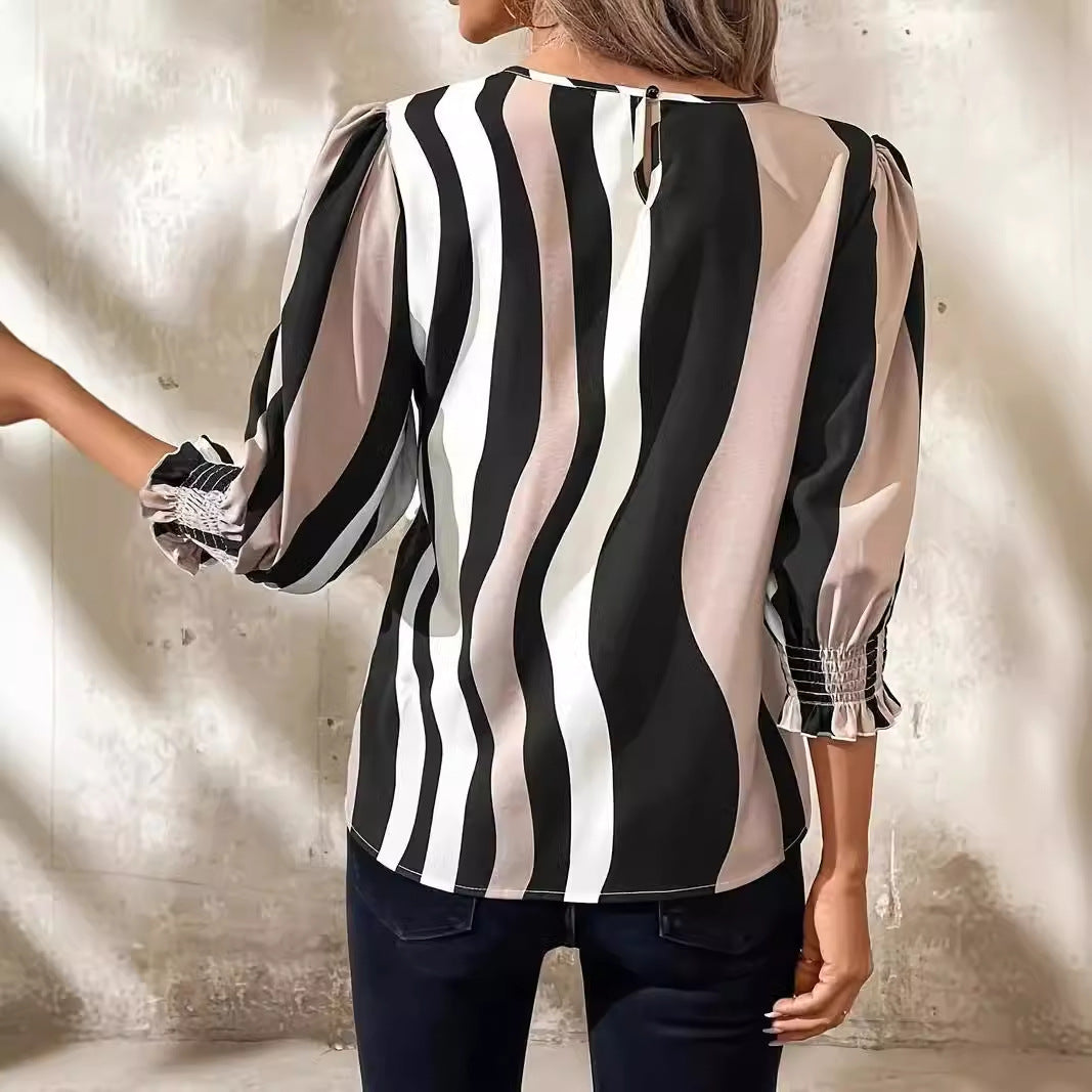 Damebluse med bølgemønster og elegante flæsedetaljer Stilla