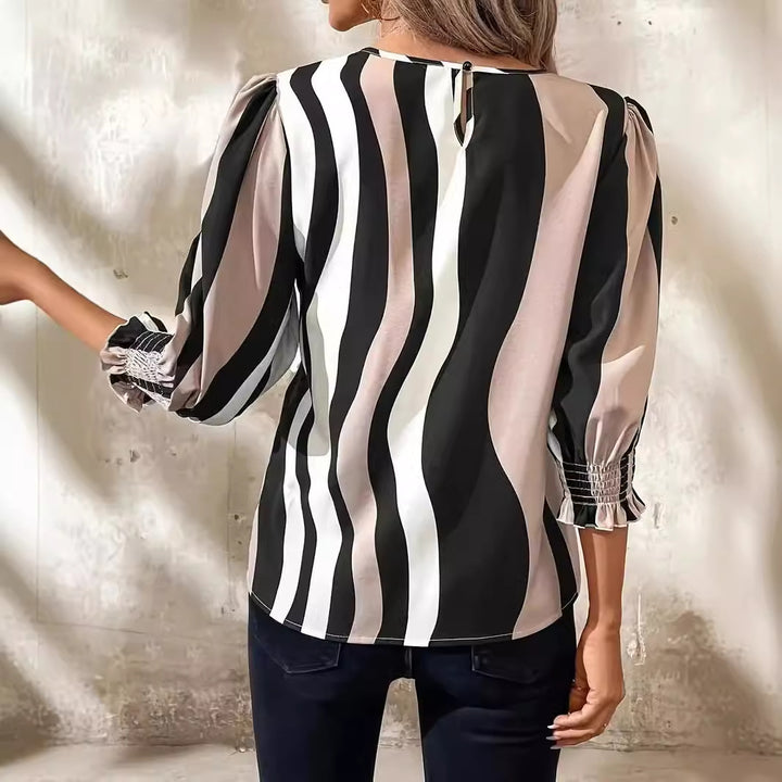 Damebluse med bølgemønster og elegante flæsedetaljer Stilla