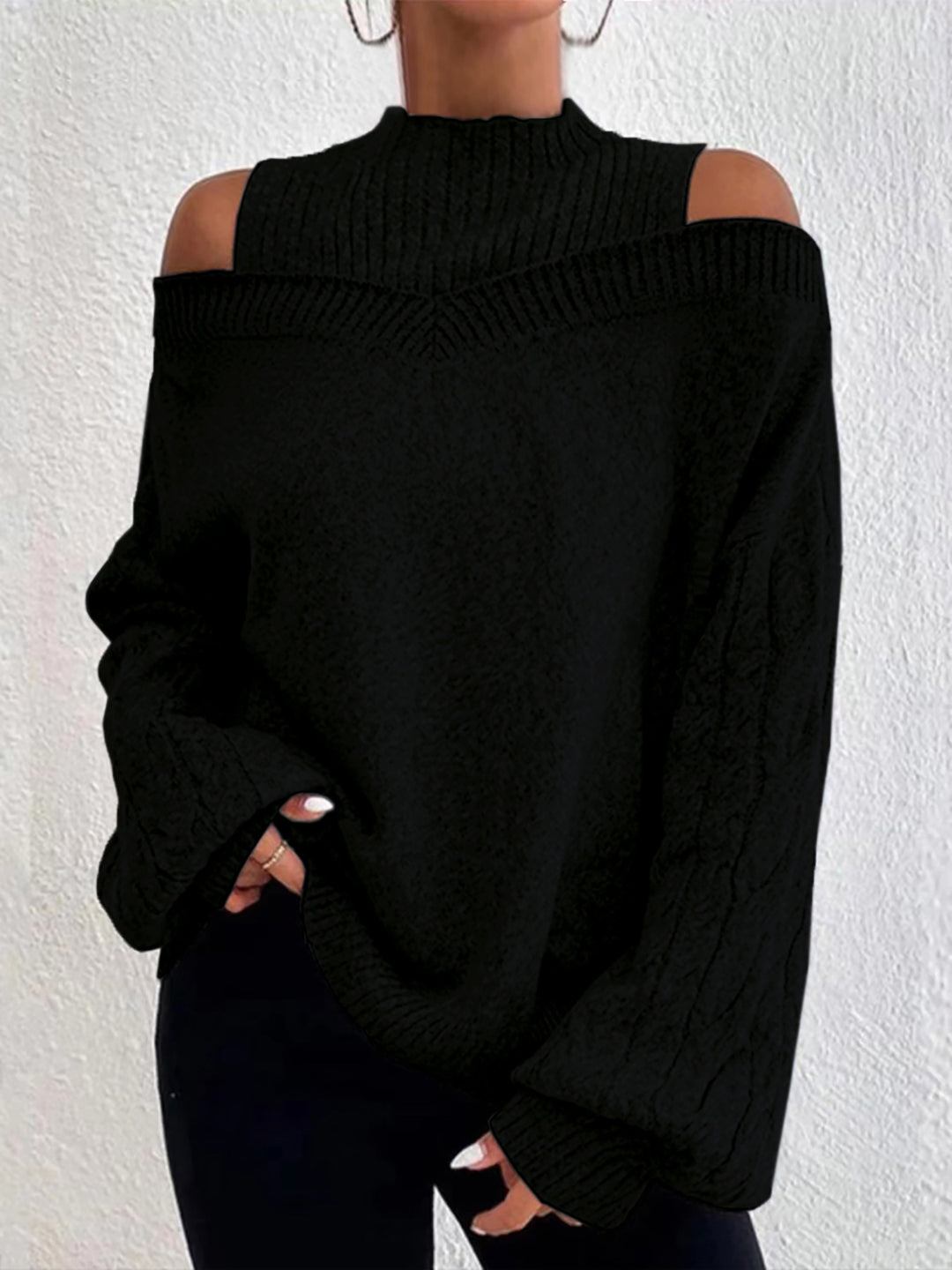 Dame moderigtig sweater med Off-Shoulder design og struktureret strik Stilla