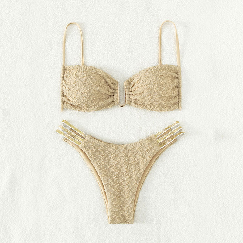 Dame triangel-bikini med raffinerede flæsedetaljer og gyldne accenter Skovae