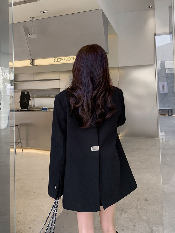 Kvinderne fashionable oversized blazer med elegant snit og dekorativt smykke element Stilla