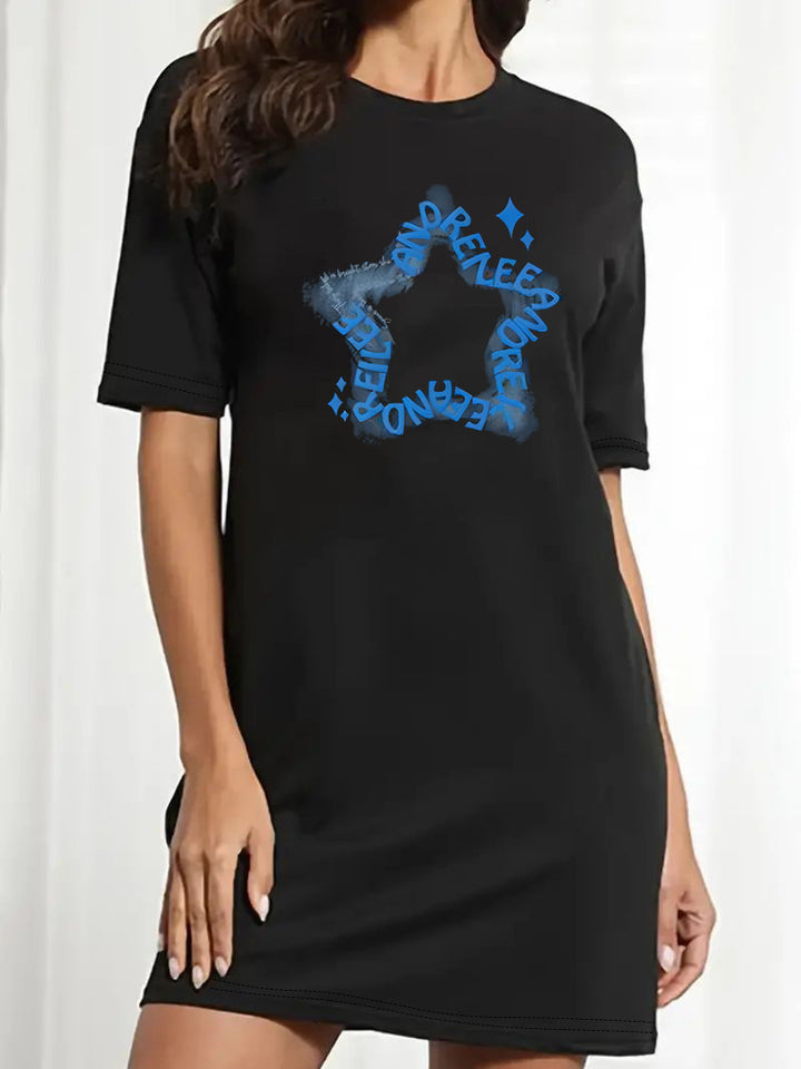 Dame T-shirt kjole med kunstnerisk blomsterdesign og tætsiddende snit Skovae