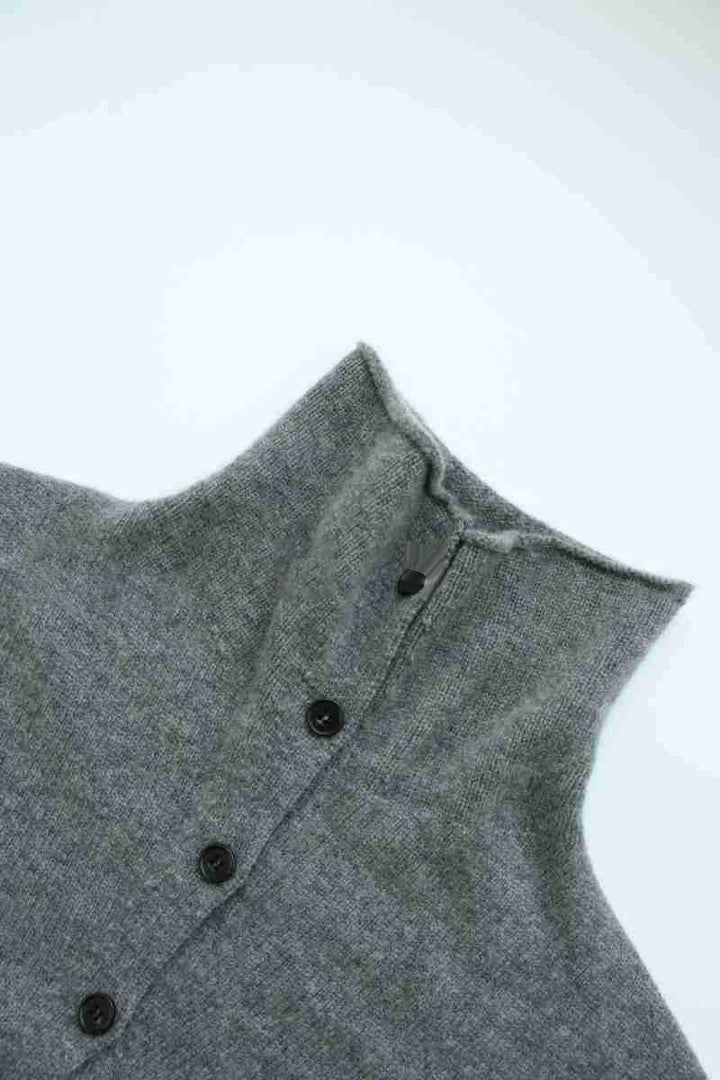 Kvindernes fashionable strikkede cardigan med høj krave og knaplukning Stilla