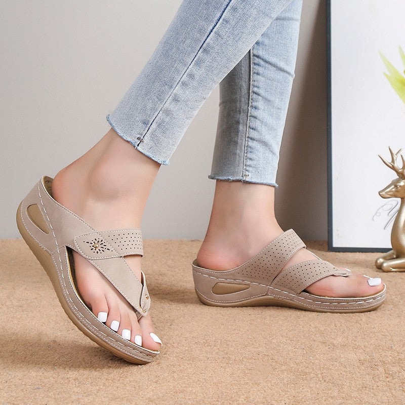 Dame fodsenge sandaler med moderne snit og perforerede detaljer Stilla