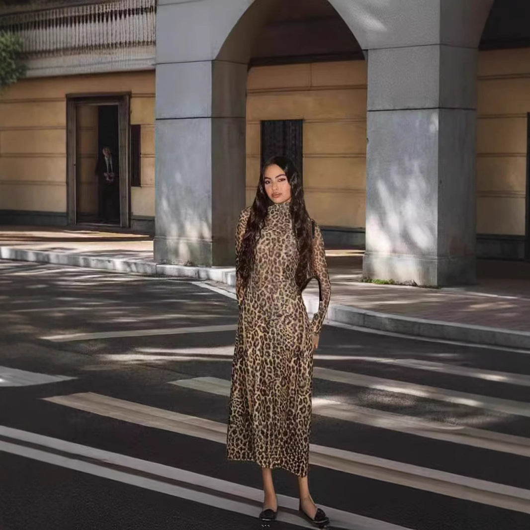 Dame maxikjole med figursyet snit og elegant leopardmønster Stilla