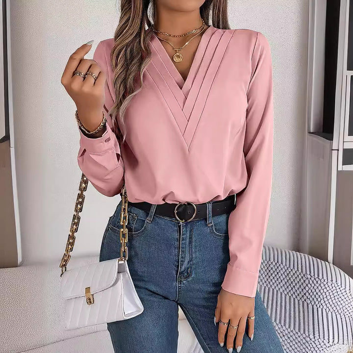 Damebluse med V-hals og elegante folder Stilla