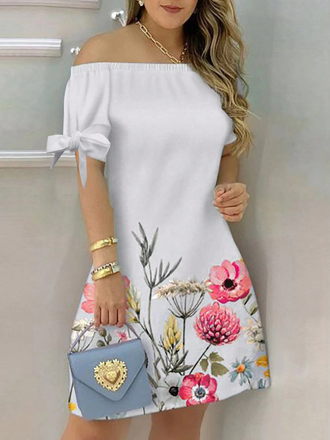 Dame Off-Shoulder Kjole med florale accenter Stilla