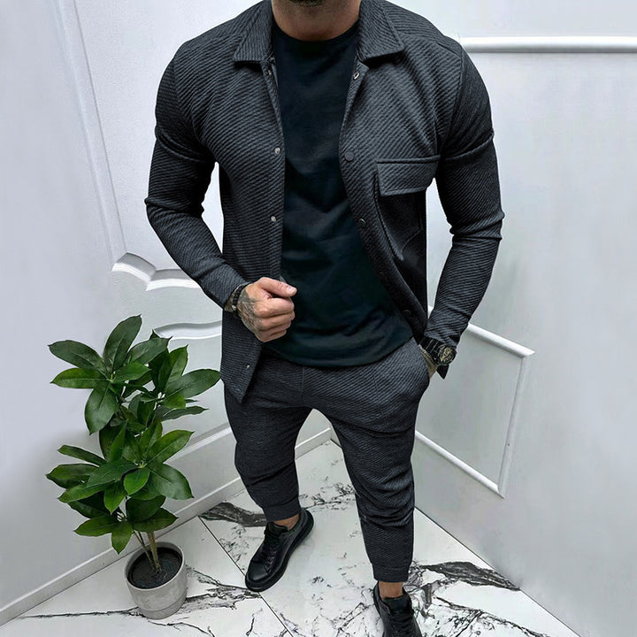 Herrer hyggeligt fritidsoutfit med struktureret overdel og elegant bukser Stilla