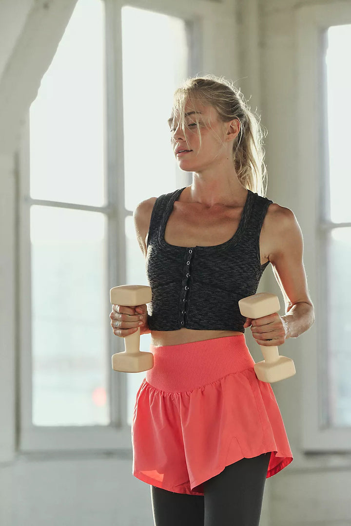 Damer sporty kortærmet top med ergonomisk snit og sidesventilation detalje Skovae