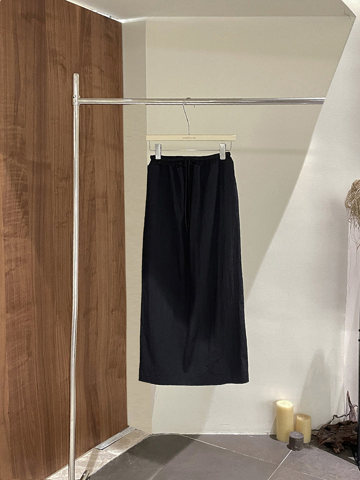 Dame midirock lavet af let bomuldsmateriale med elastisk talje og minimalistisk udseende Stilla