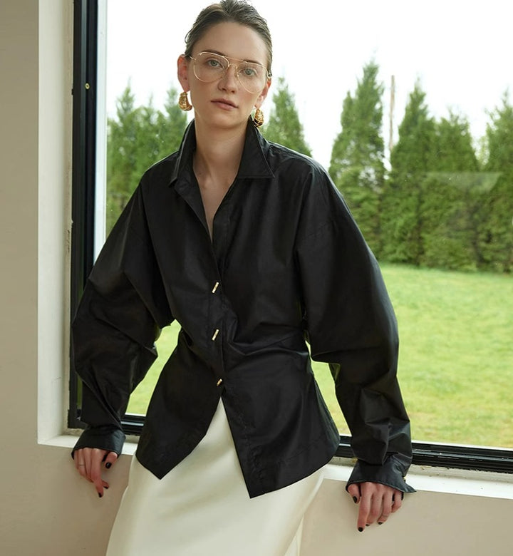 Kvindelig designerbluse med voluminøse ærmer og eksklusive knapdetaljer Stilla