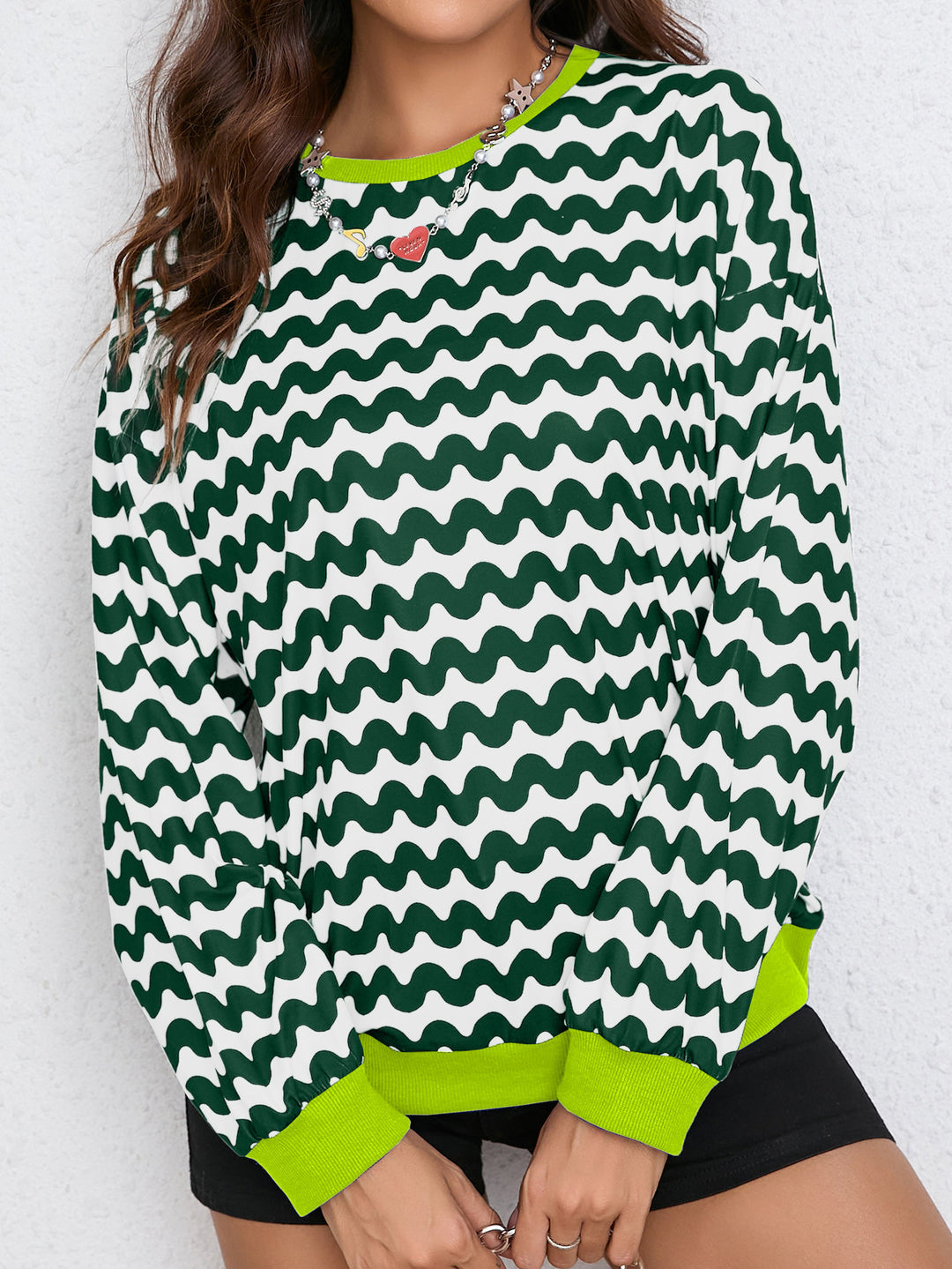 Kvindernes farverige sweatshirt med bølgedesign og sporty snit Stilla