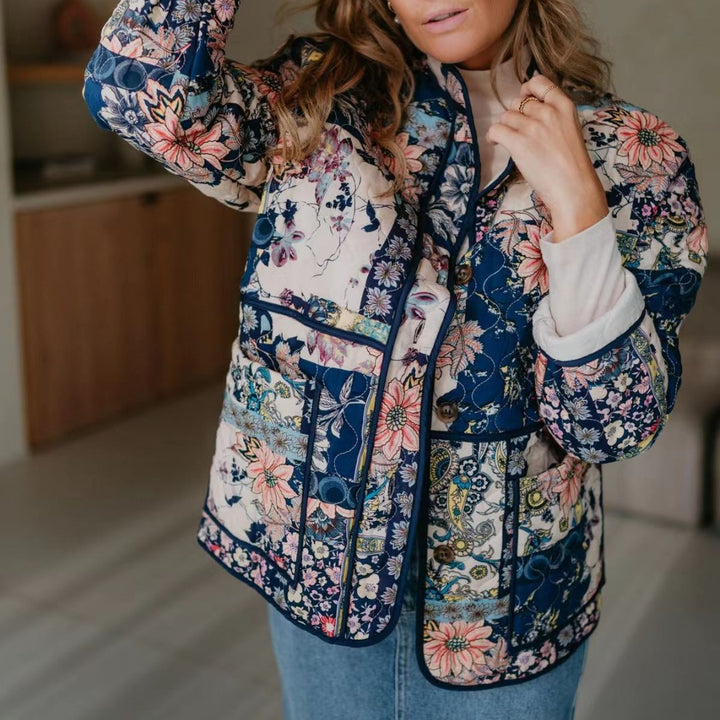 Dame quiltet overgangsjakke med blomster patchwork design og praktiske lommer Stilla