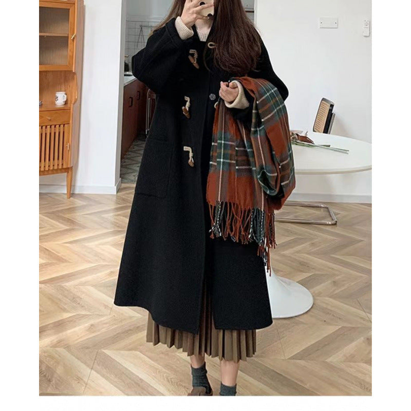 Kvinders Duffle Coat med praktiske lommer og dekorative træ toggles.