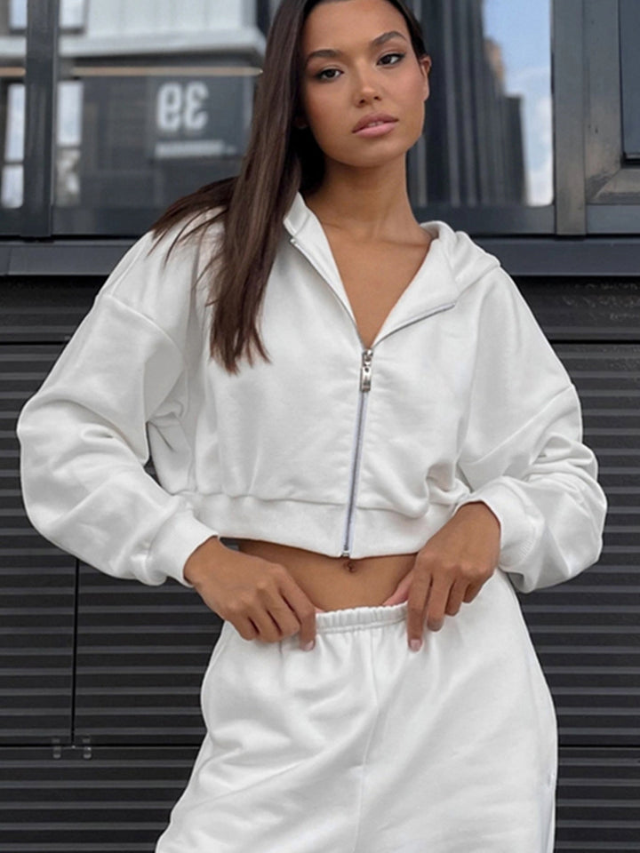 Kvindernes sporty loungewear sæt med cropped hoodie og casual shorts
