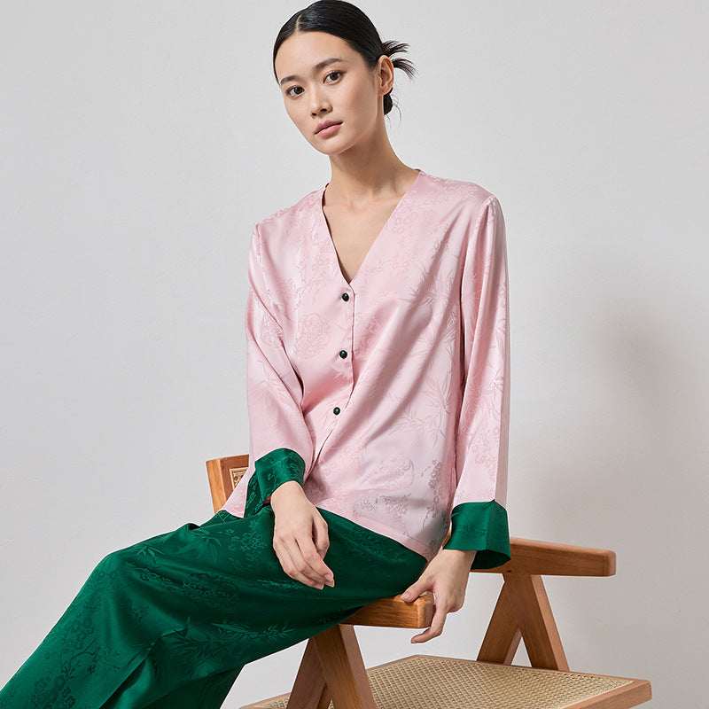 Dame Satin pyjamasæt med delikat blomsterdesign og elegante detaljer Stilla