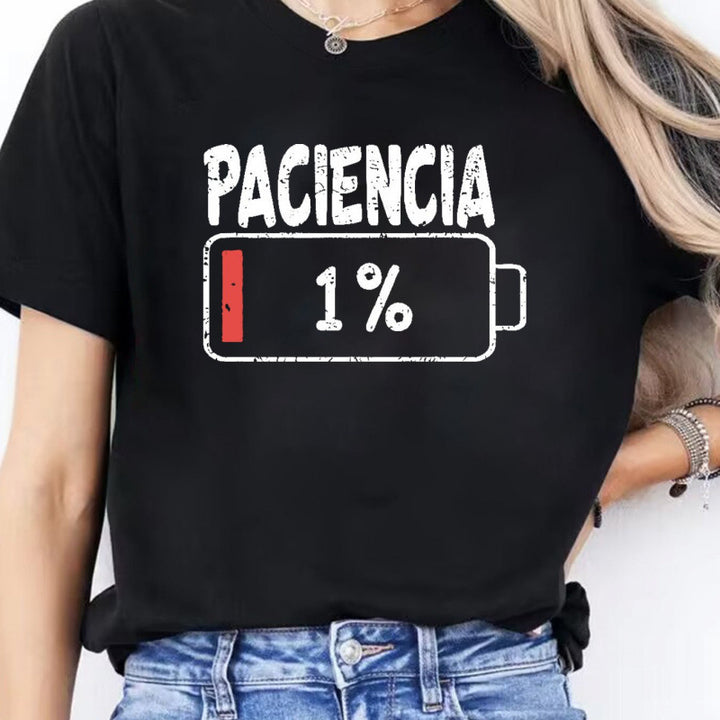 Dame T-Shirt med kreativt akku-design og humoristisk udsagn Stilla