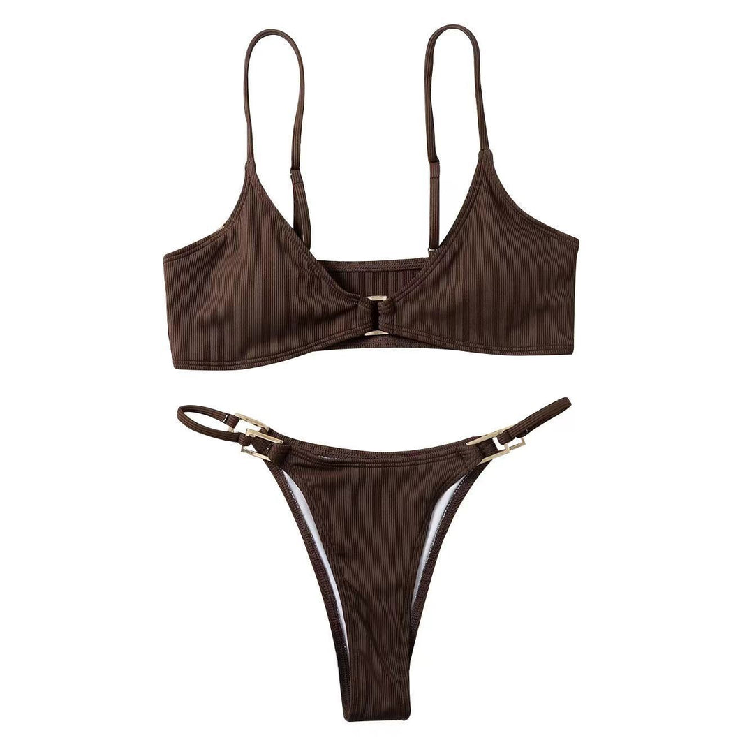 Dame triangel-bikini med raffineret halterdesign og elegant guldspænde Skovae
