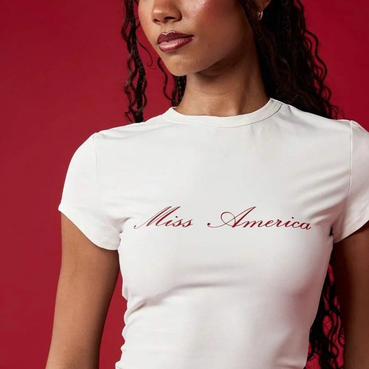 Dame Crop-T-Shirt med elegant skrifttype Skovae
