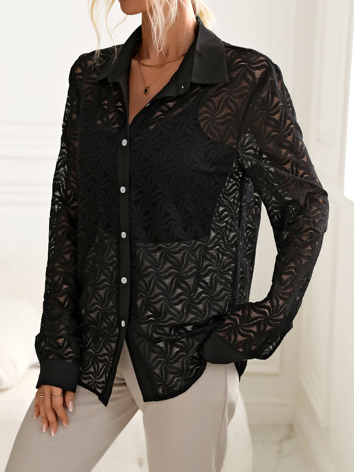 Dame gennemsigtig bluse med blomstermønster og elegant knapliste Stilla