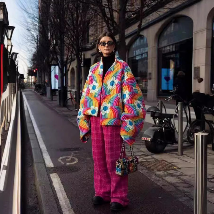 Dame quiltet Oversize-jakke med farverigt blomsterdesign og rummelige lommer Stilla