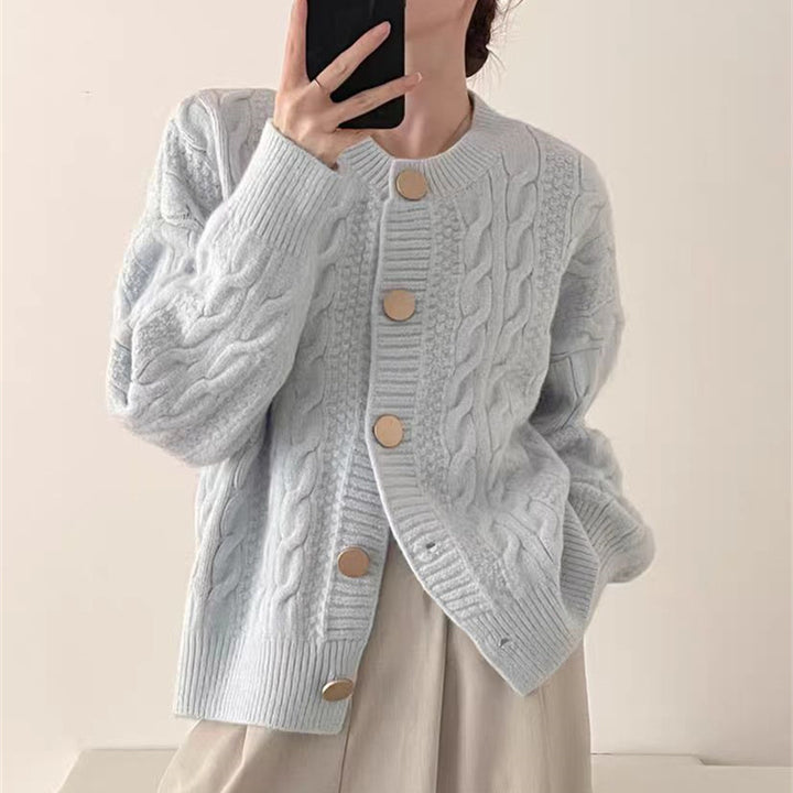 Kvinders cardigan med kabelmønster og store knapper Stilla