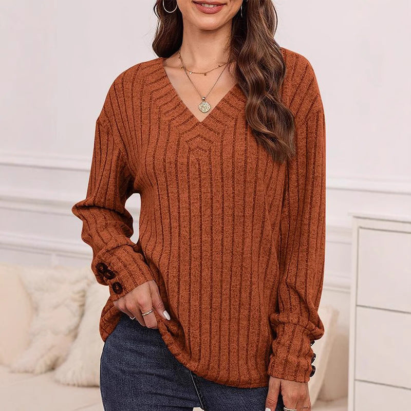 Dame V-hals sweater med fint stribemønster og knapdetaljer Stilla