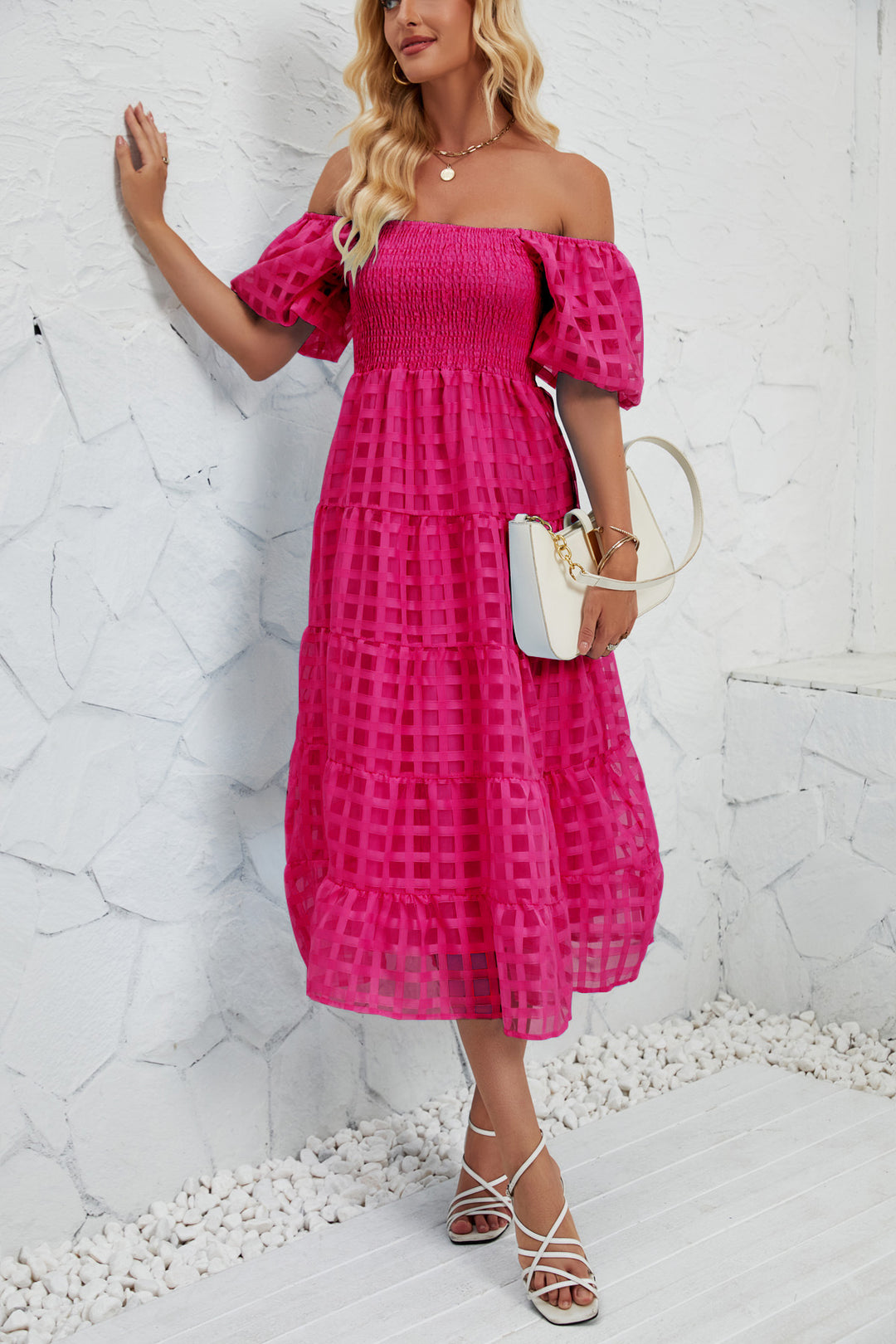 Dame Midikjole med Off-Shoulder-design og luftige Puffærmer Stilla