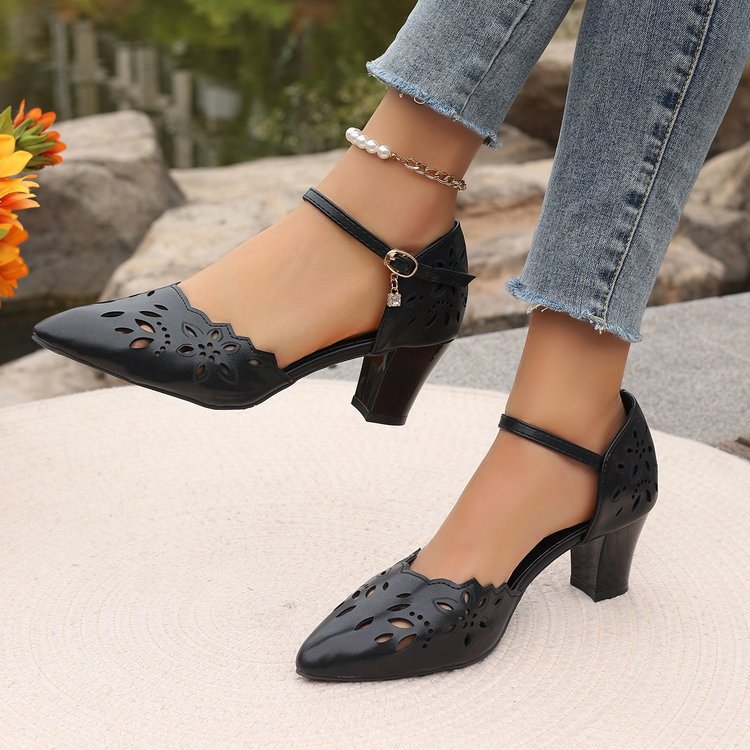 Dame Elegante Pumps med floral cut-out design og blokhælhøjde Stilla