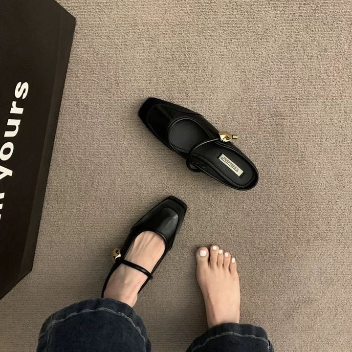 Damer elegante Slingback-pumper med moderne kædeaccent og komfortabel blokhæl Stilla
