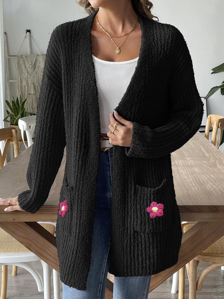 Dame strikjakke med detaljerede blomster-detaljer og praktiske lommer Stilla