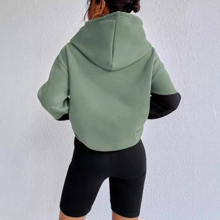 Dame hoodie med kunstnerisk farveblokdesign Stilla