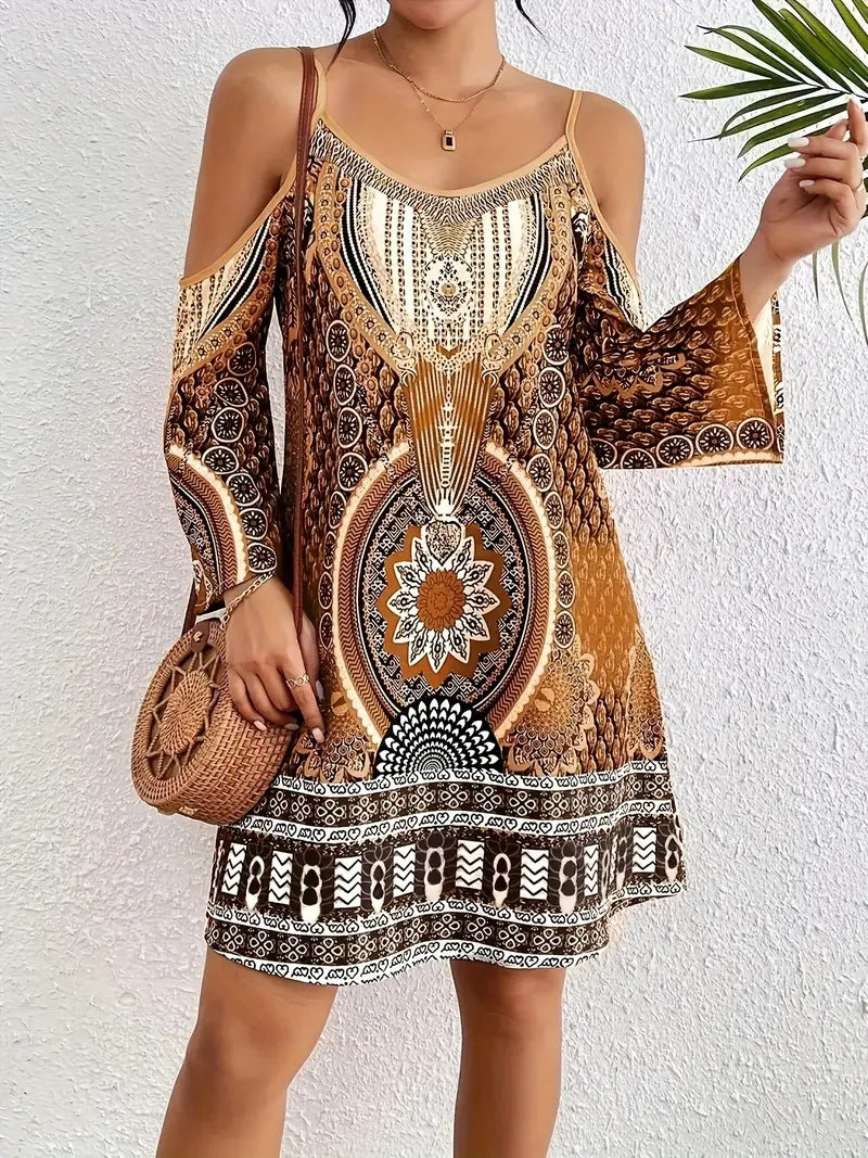 Dame Boho-inspireret kjole med skulderfri design og farverige mønstre Stilla