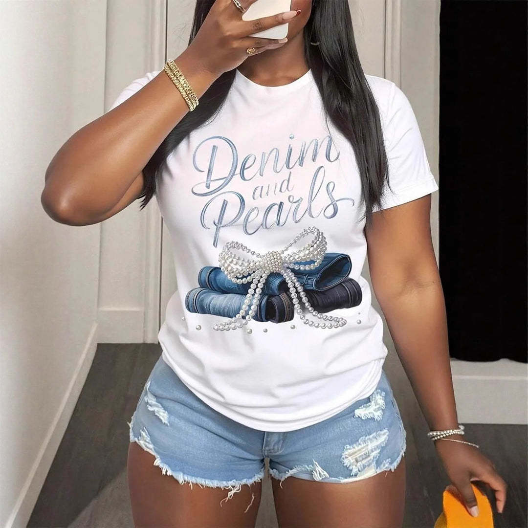 Dame T-shirt med kreativ tekst og elegante perleaccentuer Skovae