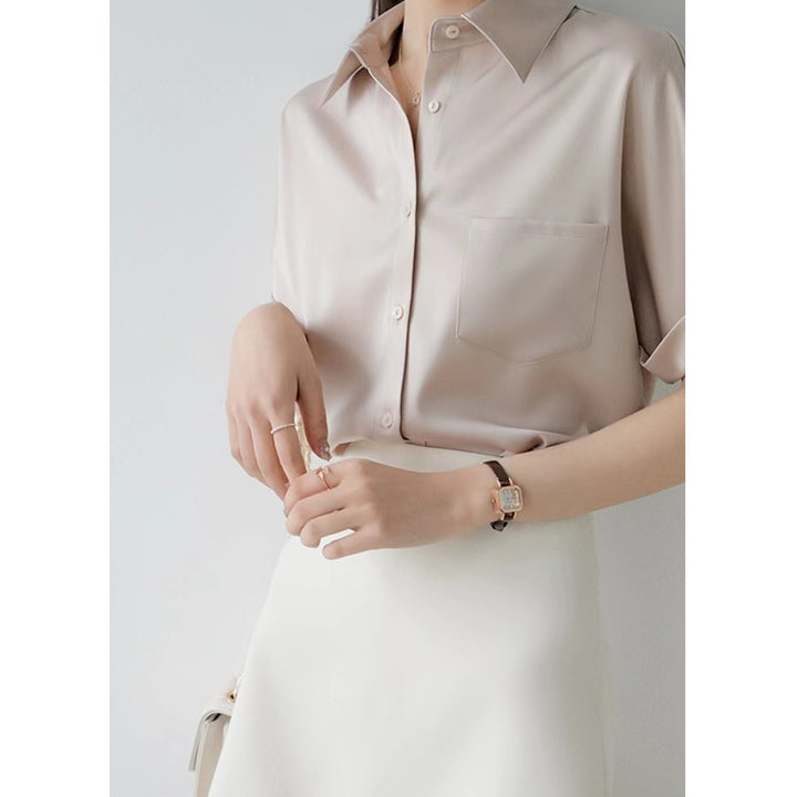 Dame satinbluse med moderne krave og elegante rulleærmer Skovae
