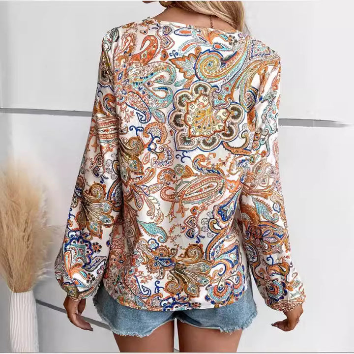 Damebluse med elegant paisley-mønster og V-udskæring Stilla