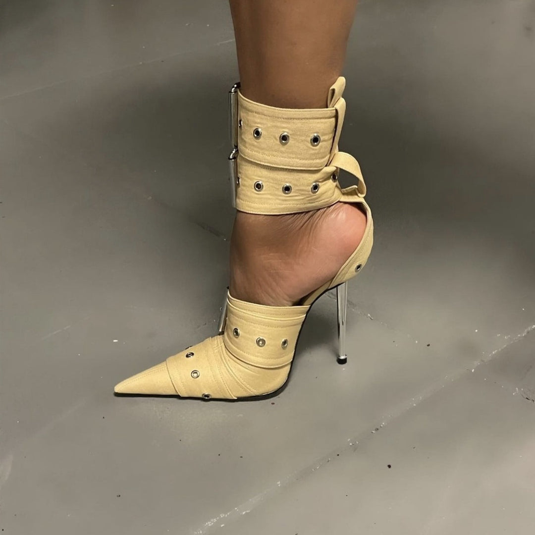 Femme Metallic Stiletto-hæle med dekorerende spænde-detaljer Stilla