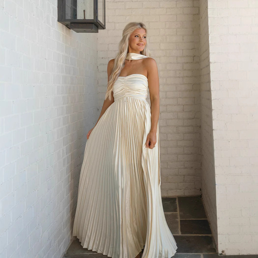 Kvinders langærmet maxikjole med elegant plisseret skørt og off-shoulder silhuet