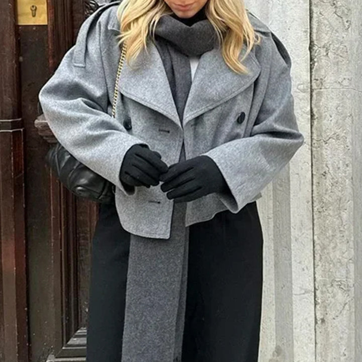 Dame Stilfuld Uldjakke i Cropped-design med klassisk revers og dobbelt møbleret knaplukning Stilla