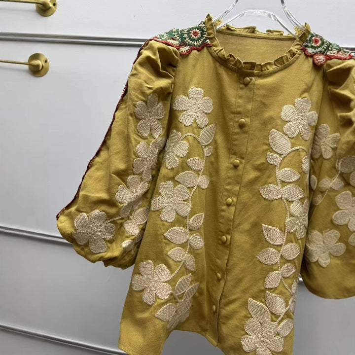 Damebluse med kunstneriske florale broderier og elegante pufærmer Stilla