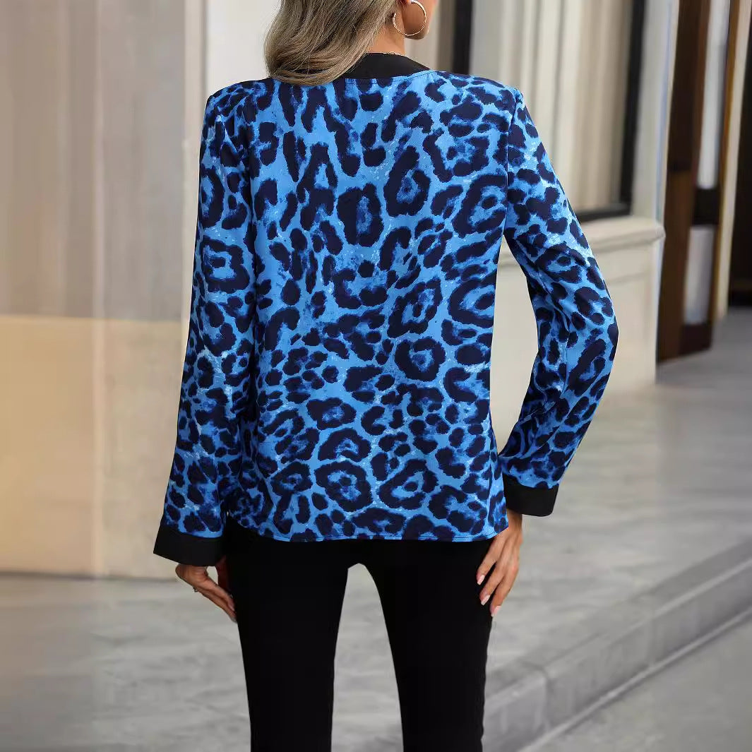 Damebluse med livligt leopardmønster og elegant krave Stilla