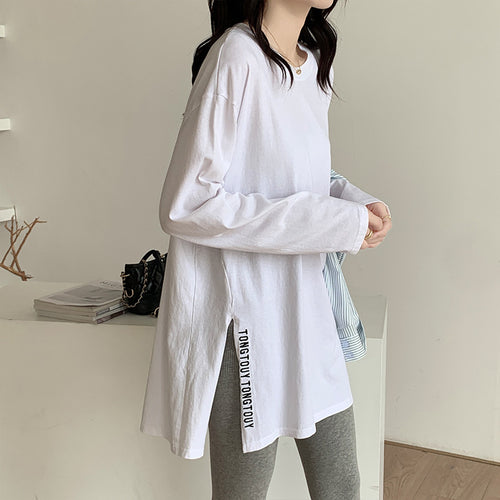 Kvindernes længere oversized skjorte med sideslids og moderne tekst Stilla