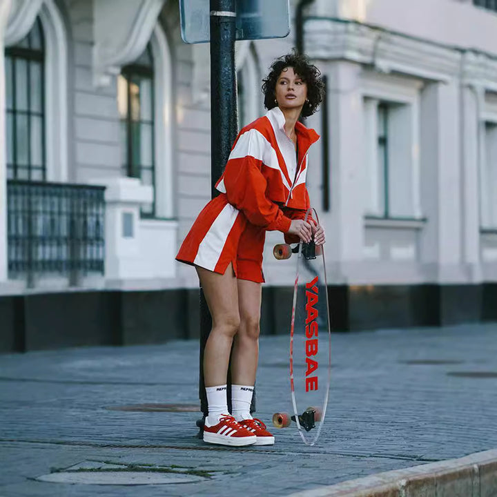 Kvinders sporty fritidssæt med jakke og shorts i moderne design