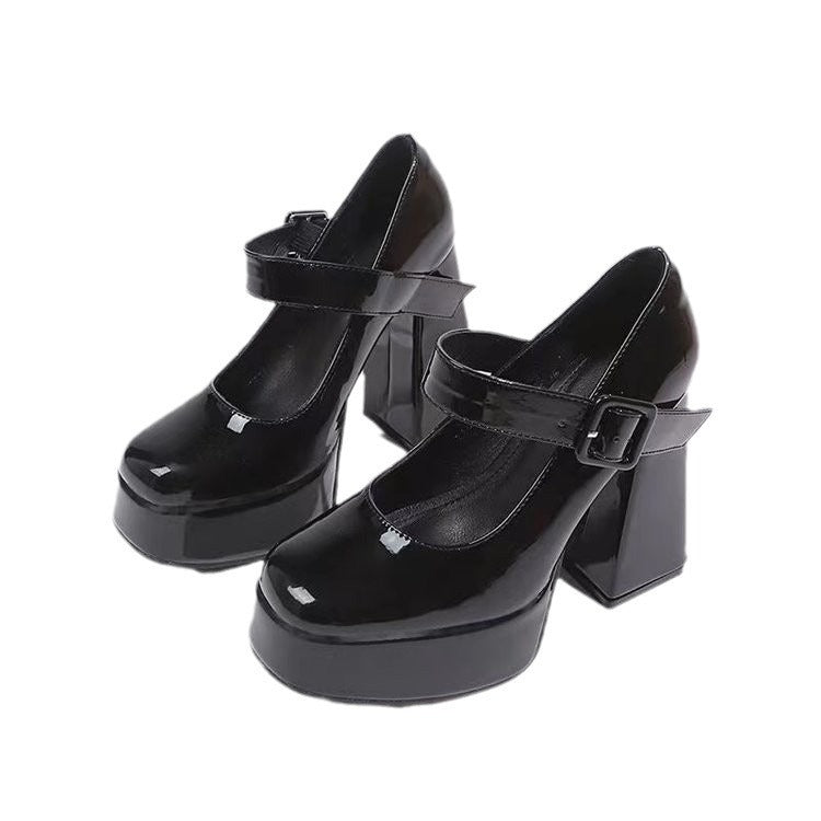 Damer Mode Plateau-Pumps med skinnende lakoverflade og dekorativ spænde lukning Stilla