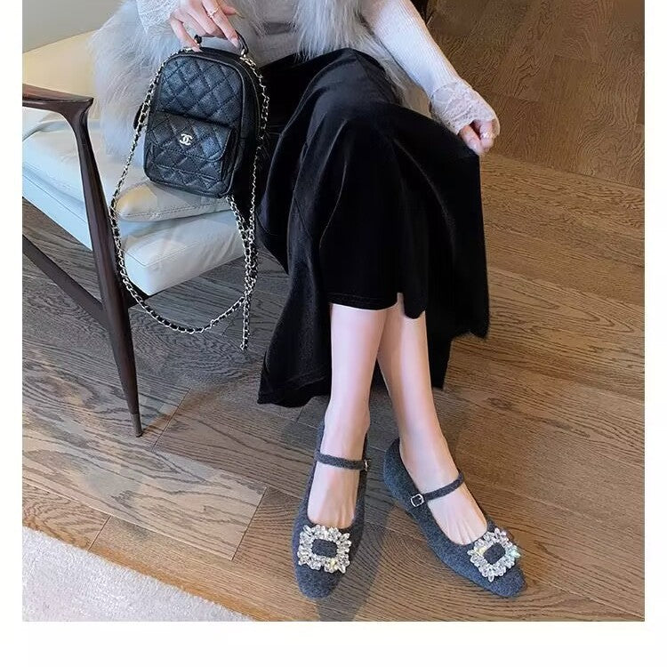 Dame Mary Jane sko med glitrende smykkedetaljer og elegante remme Stilla