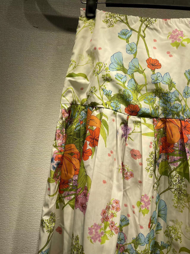 Dame maxiskørt med farverigt blomstermønster og elegant flydende snit Stilla