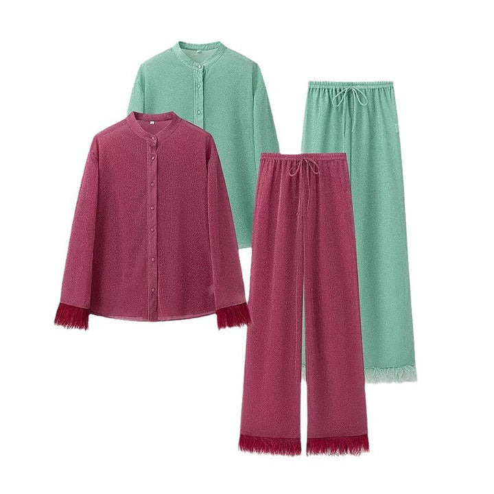 Dame pyjamasæt med elegant krave og fint fjerdetalje Stilla