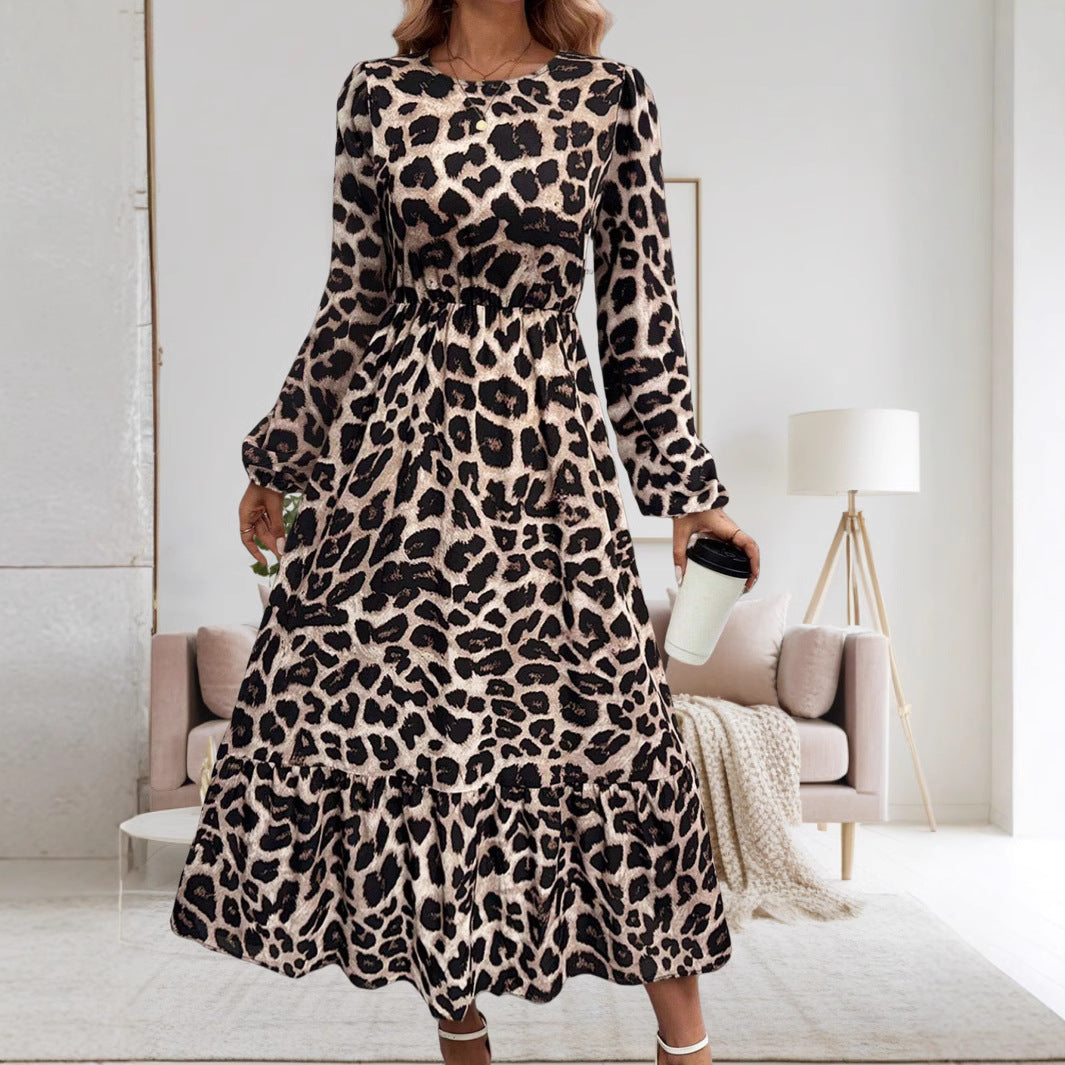 Dame maxikjole med elegant leopardmønster og svajende kant Stilla