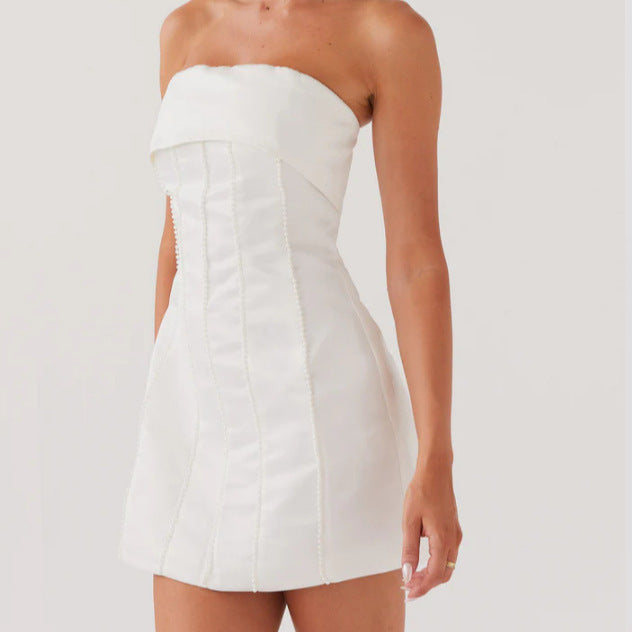 Kvindernes cocktailkjole med off-the-shoulder design og elegant talje detaljer