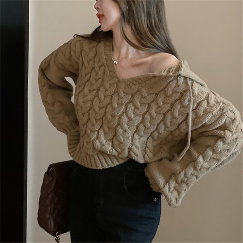 Kvinders chunky strik poncho med hætte og moderne design Stilla